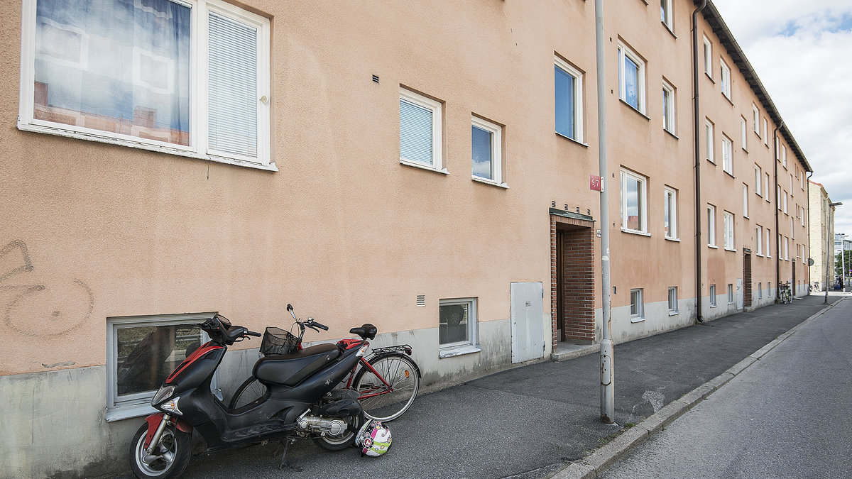 Utanför lägenheten i Örebro i vilken den mördade 18-åriga kvinnan hittades.