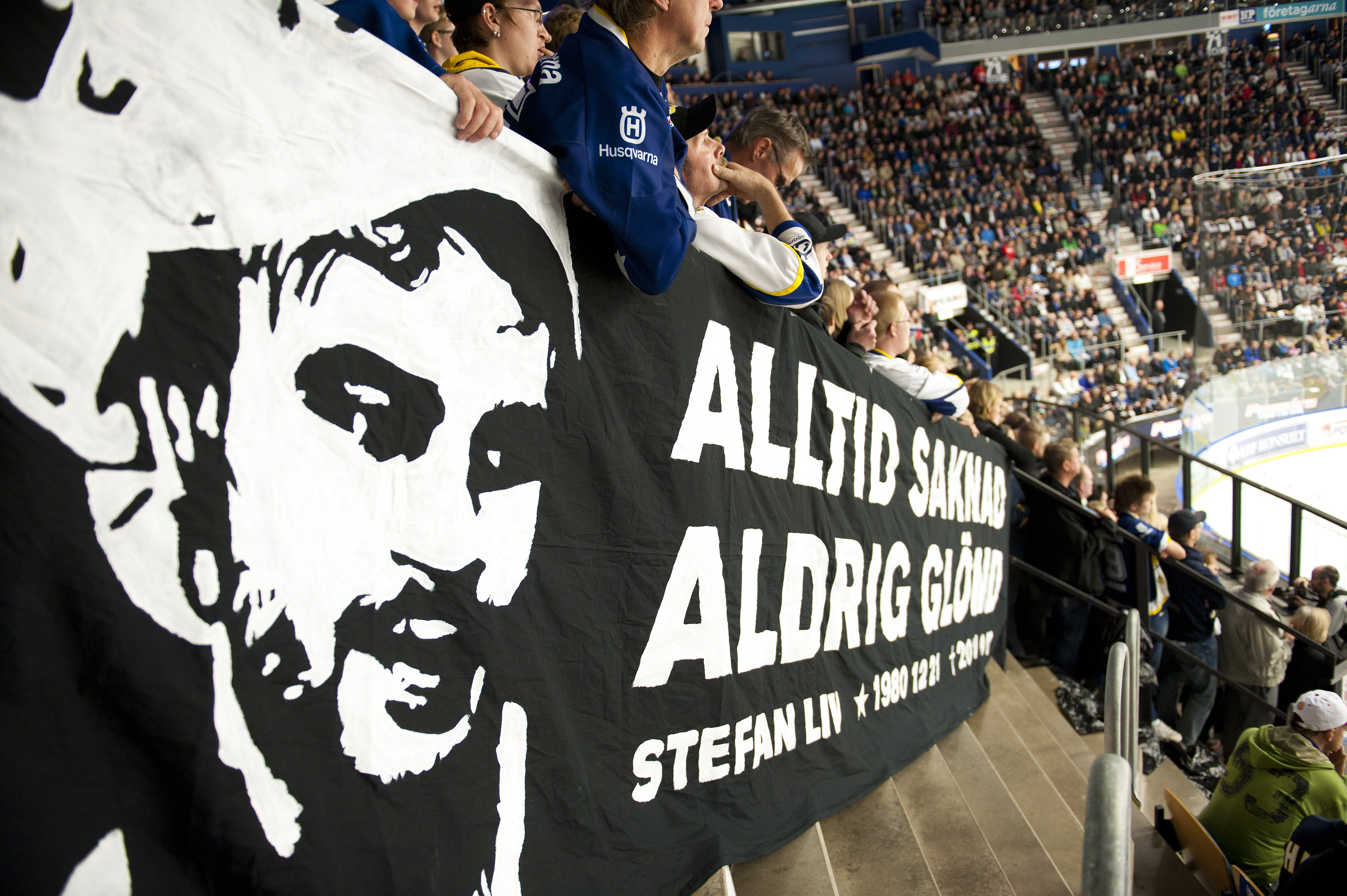 7 september – Stefan Liv , 30, svensk hockeymålvakt. Dog i flygkrasch i Ryssland. 