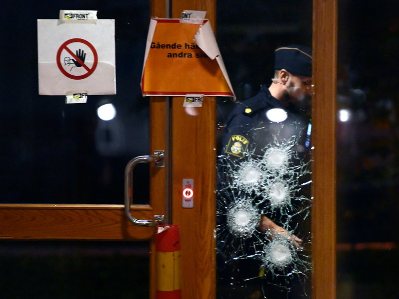 Två larm om skottlossning inkom inom tre minuter i Eskilstuna förra helgen. Minst fem skott sköts mot en dörr i Årby.