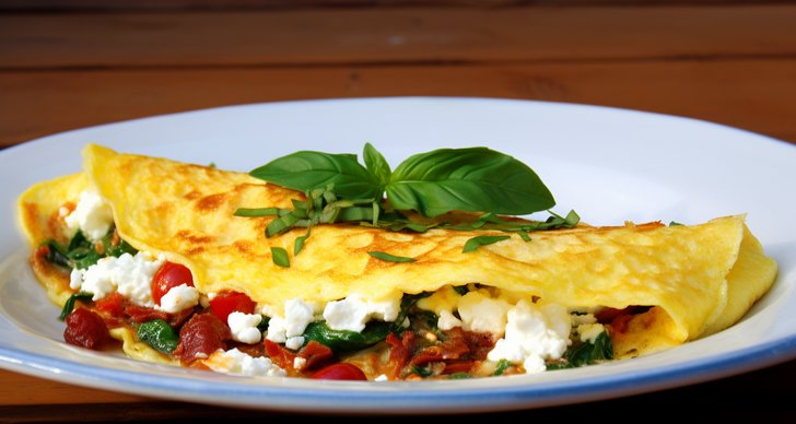 Denna omelett med smak av Medelhavet är perfekt som en enkel lunch eller lyxig frukost.