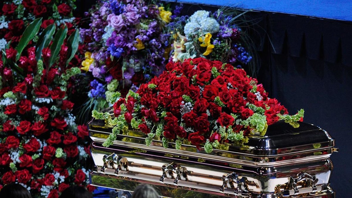Michael Jackson dog tragiskt den 25 juni 2009. Den 7 juli 2009 ägde hans begravning rum i Los Angeles.