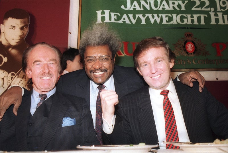 Fred och Donald Trump, på varsin sida om promotorn Don King i Atlantic City. Bilden togs i samband med en boxningsmatch mellan Mike Tyson och Larry Holmes som ägde rum på hotellet Trump Plaza i januari 1988.