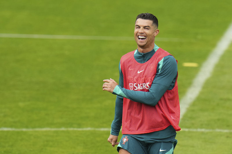 Cristiano Ronaldo gillar vatten. Foto: Hassan Ammar/TT Cristiano Ronaldo gillar vatten. Foto: Hassan Ammar/TT