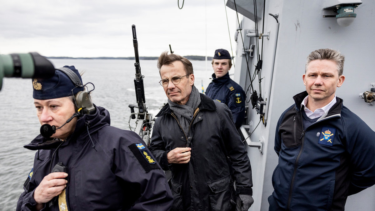 Statsminister Ulf Kristersson (M) och försvarsminister Pål Jonson (M) med marinchef konteramiral Ewa Skoog Haslum ombord på korvetten HMS Gävle under en marinövning i Stockholms skärgård.