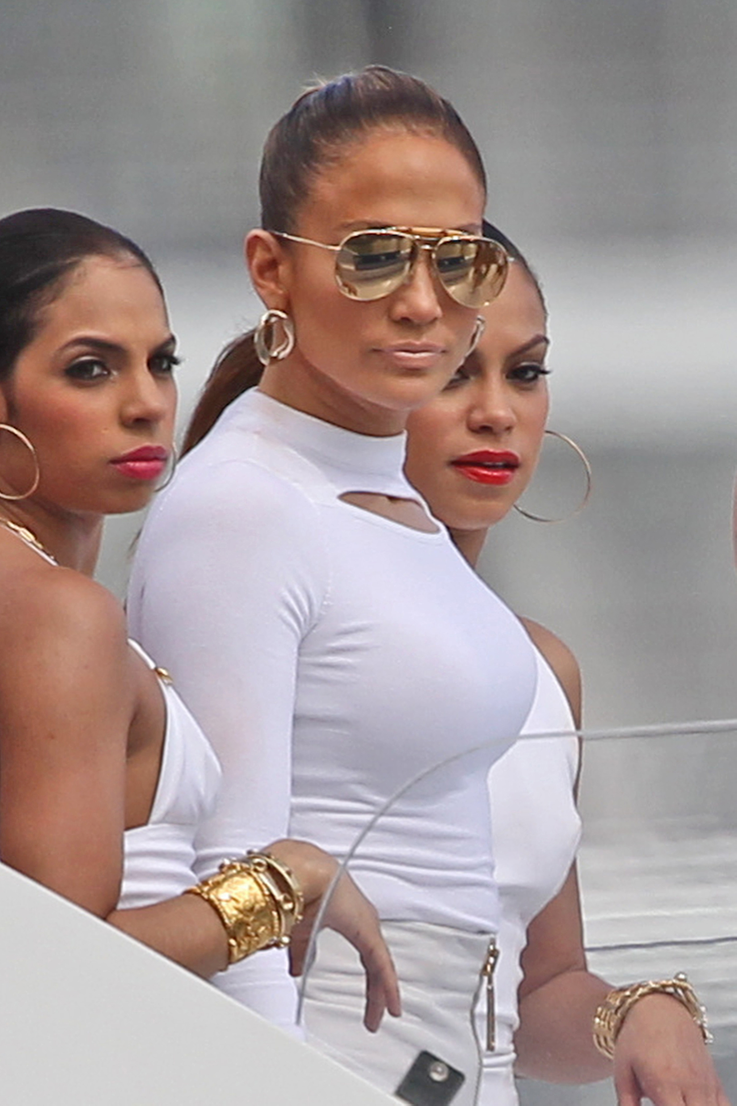 Jennifer Lopez har alltid gillat att synas, vilket hon tydligt gör i sina guldiga pilotglasögon. Jennifer Lopez har alltid gillat att synas, vilket hon tydligt gör i sina guldiga pilotglasögon.