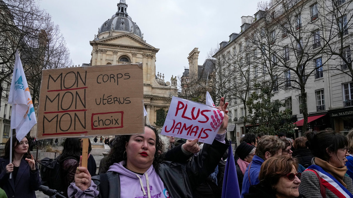 En aktivist med en skylt som lyder 'min kropp, min livmoder, mitt val' under en demonstration för aborträtten i Paris den 28 februari.