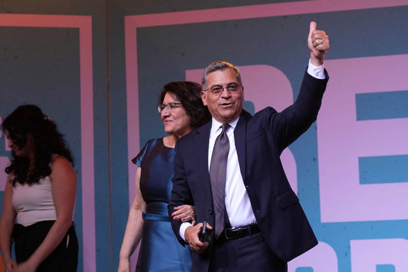 Demokraten Xavier Becerra var hälsominister under president Joe Biden. Nu hoppas han att bli guvernör i Kalifornien. Bild från hans valvaka i Los Angeles under natten till onsdagen.