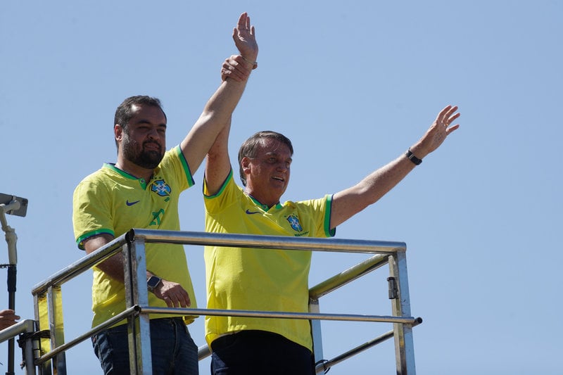 Cláudio Castro och Jair Bolsonaro vinkar till anhängare under en demonstration i Rio de Janeiro förra året.