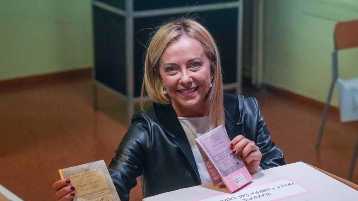 Ledaren för Italiens bröder Giorgia Meloni röstade sent på valdagen.