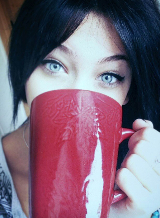 Pappa upp i dagen? Michael Jacksons dotter Paris dricker en kopp te. 