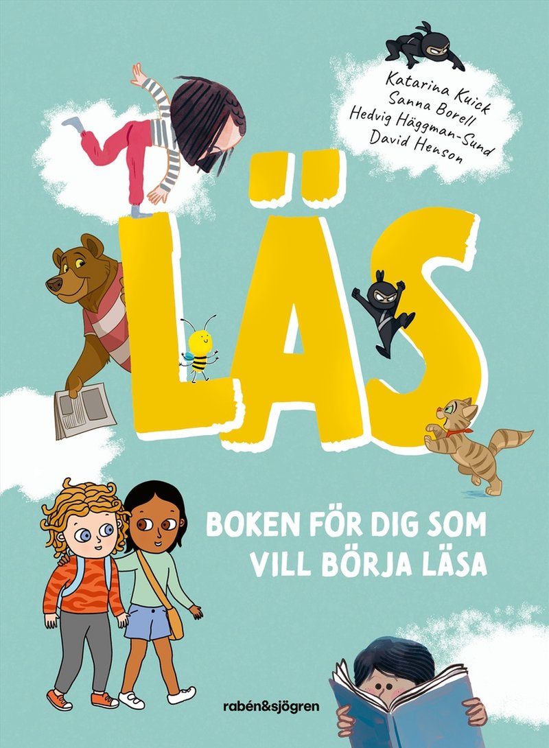 Katarina Kuick hjälper barn att knäcka läskoden tillsammans med illustratörerna Sanna Borell, Hedvig Häggman-Sund och David Henson. Pressbild.