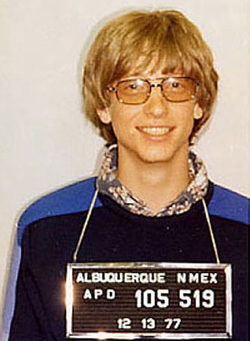 Året var 1977 och Bill Gates var bara en pojkspoling, som verkar ha glömt att det var mugshot och inte skolfoto som var i görningen. Året var 1977 och Bill Gates var bara en pojkspoling, som verkar ha glömt att det var mugshot och inte skolfoto som var i görningen.