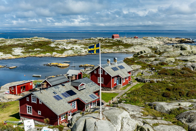 På ögruppen Yttre Tistlarna, som i vardagligt tal kallas Tistlarna, fanns det förr till och med skola för barnen till lotsar och fyrvaktare.