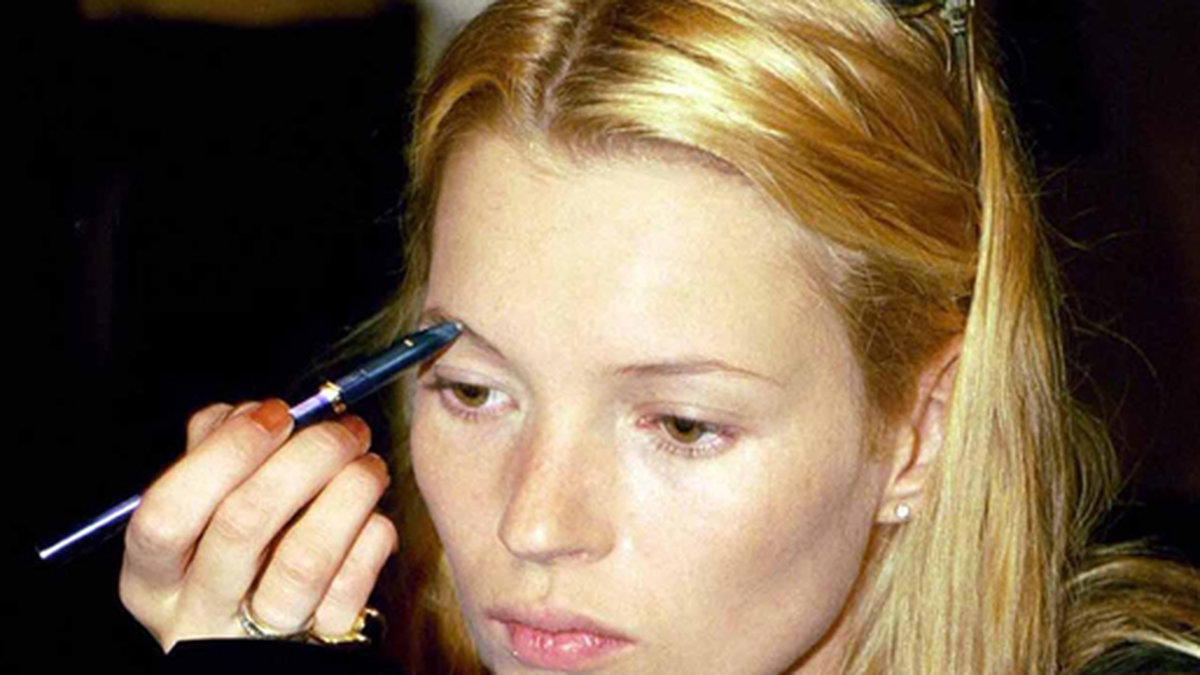 Kate Moss bättrar på sitt smink 2004.