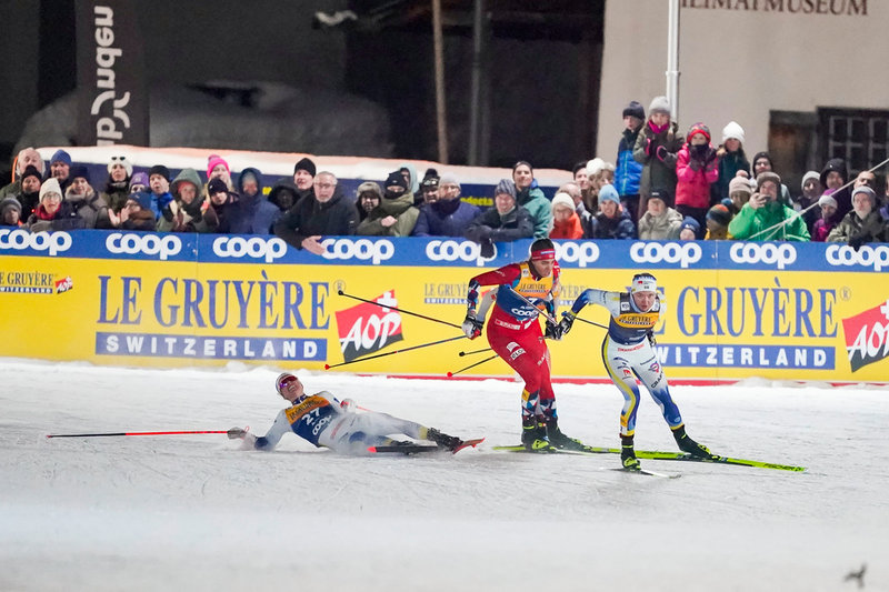Emma Ribom faller under sprintfinalen i Davos.