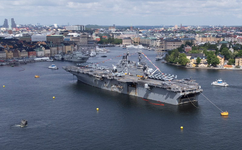 Det amerikanska amfibiestridsfartyget USS Kearsarge förankrat i Stockholm inför övningen Baltops 22.