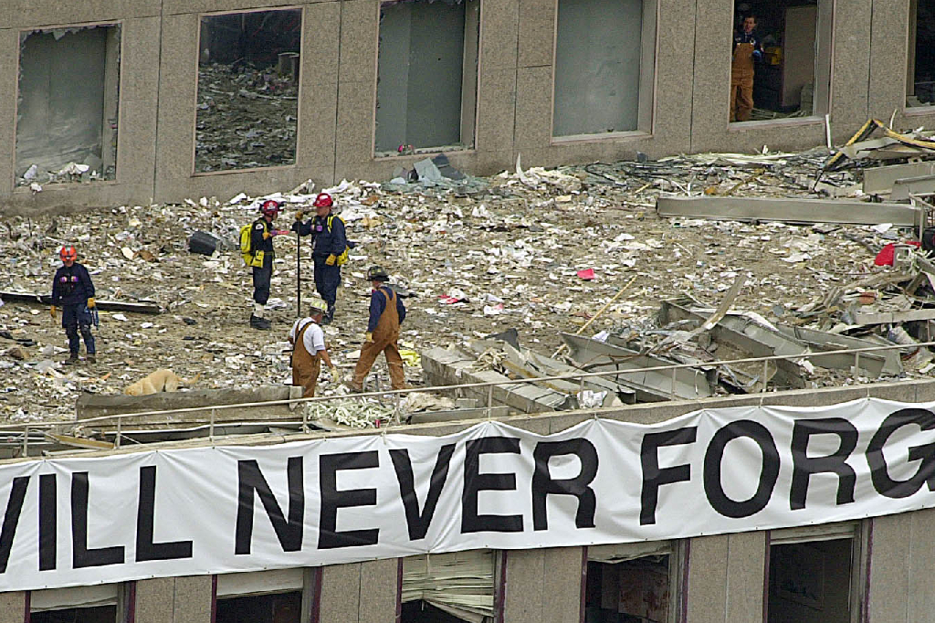 Totalt dog 2 762 i terrorattacken. På bilden har de hängt upp en banderoll som lyder "We will never forget".