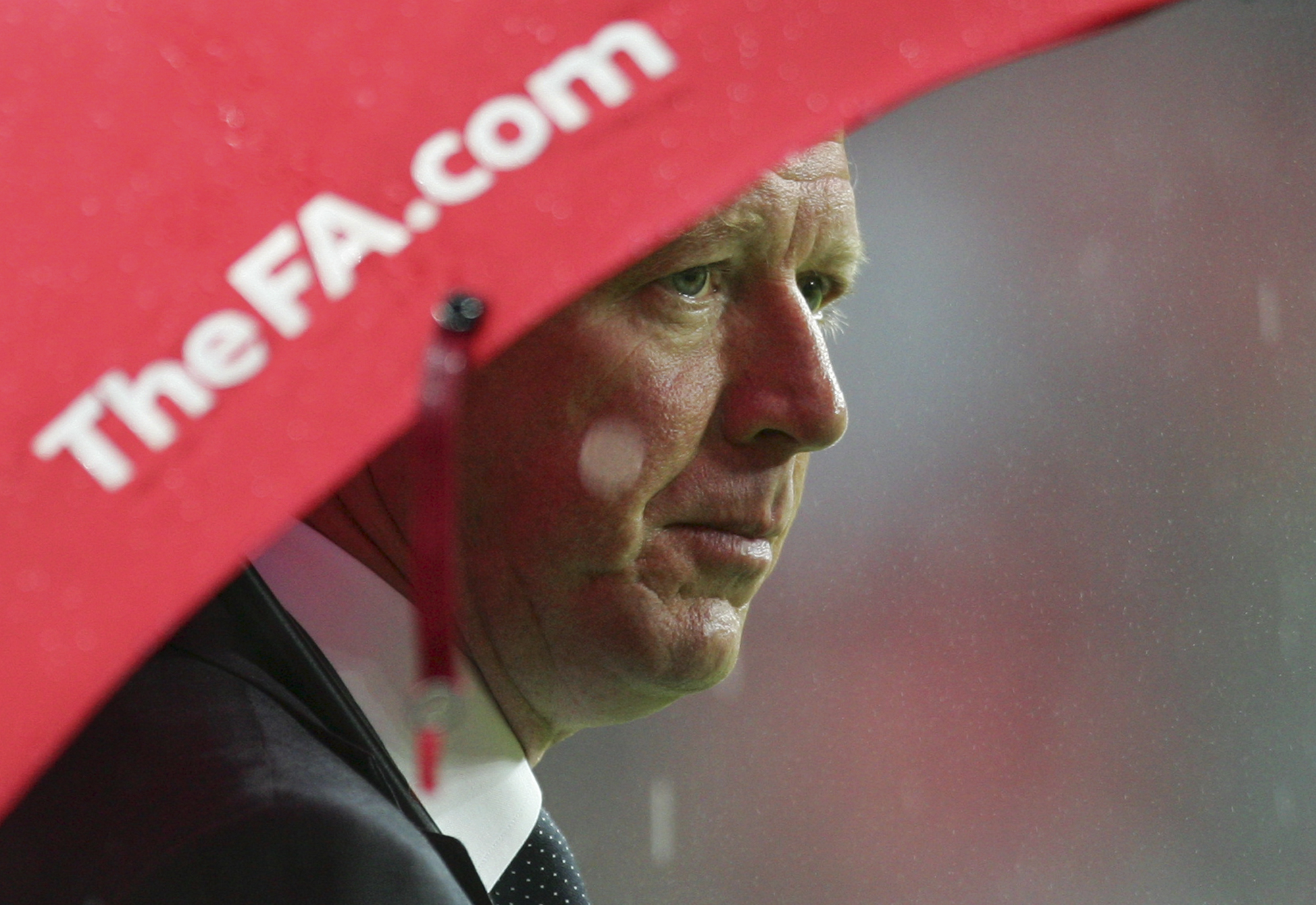 När England misslyckades kvalificera sig till EM-slutspelet 2008 togs denna världsberömda bild på Steve Mcclaren.