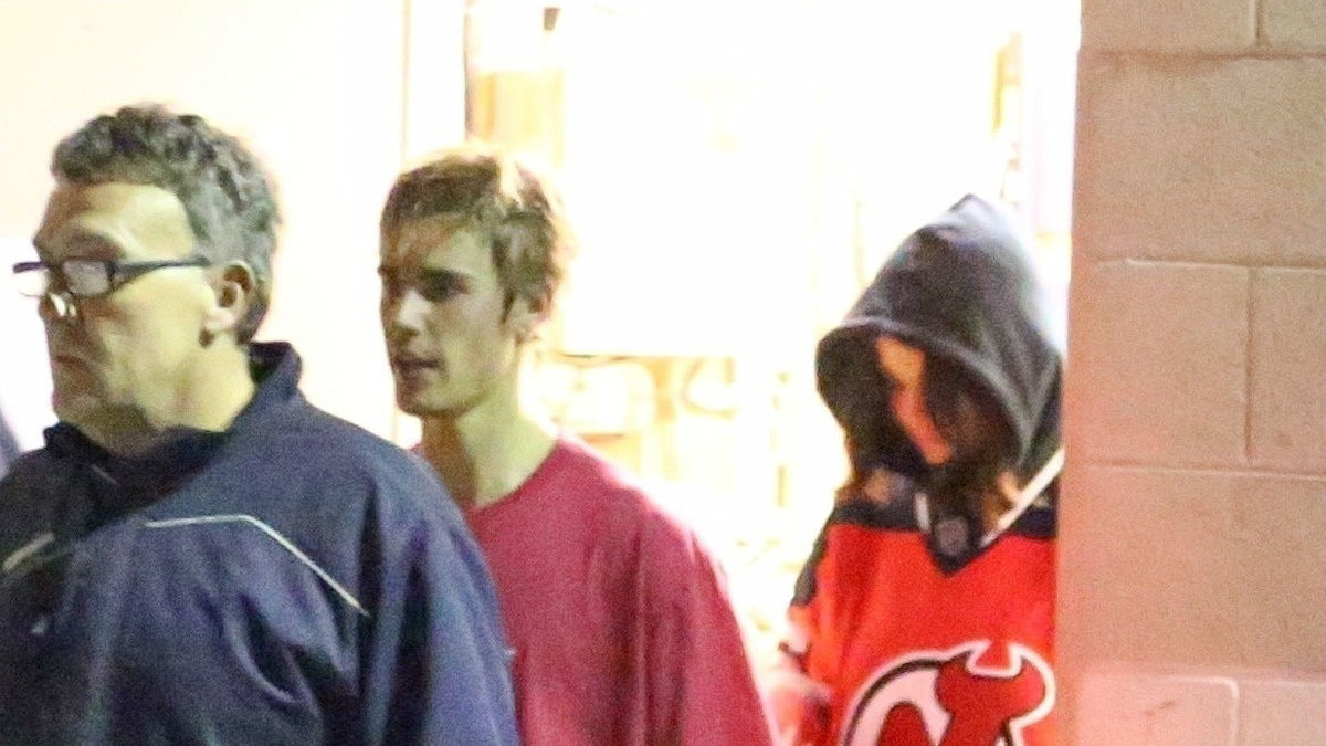 Selena Gomez bär Justin Biebers hockeytröja efter matchen.