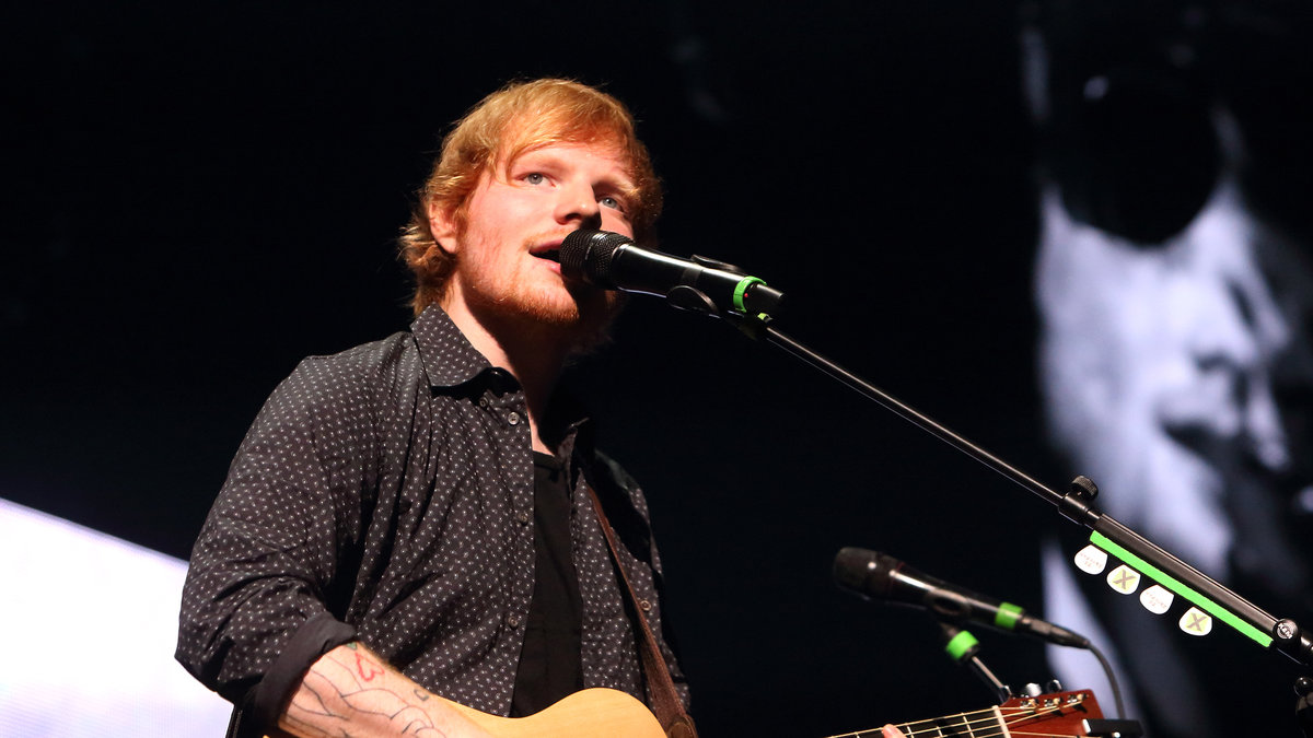 I filmen sjunger han och blir ackompanjerad av Ed Sheeran.
