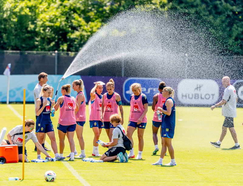 Landslagets fotbollspsykologiska rådgivare Rasmus Liljeblad svalkar av överhettade svenska landslagsspelare under måndagens träning.