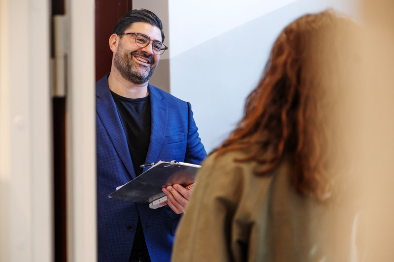 Mäklaren Tolgay Erdinc märker att förstagångsköparna kalkylerar noggrant inför bud.