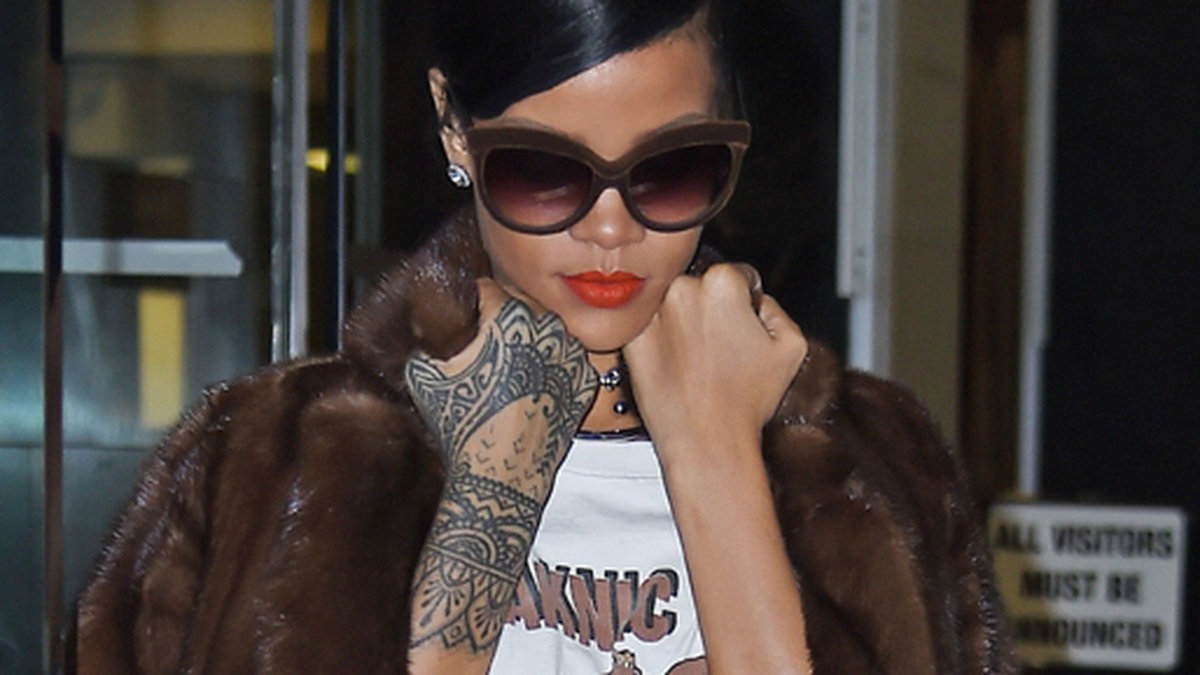 Rihanna går till tandläkaren i en vågad tröja.
