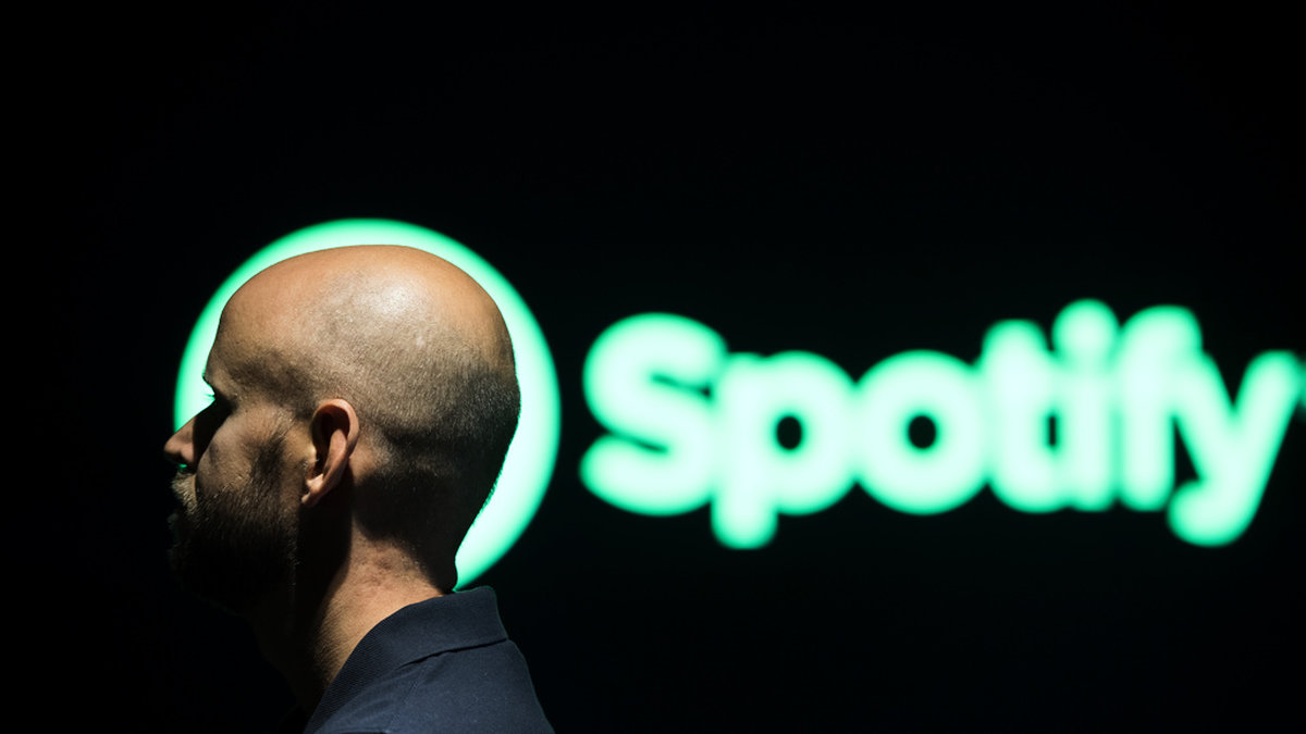 Spotify, med grundaren Daniel Ek i förgrunden, utnyttjas av kriminella för pengatvätt, enligt en ny granskning. Arkivbild.