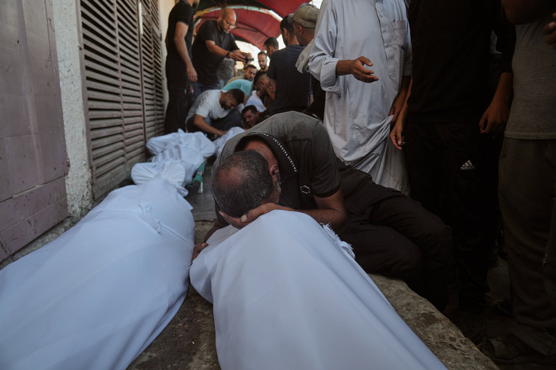 Anhöriga sörjer palestinier som dödats i israeliska attacker på lördagen. Bild tagen utanför Aqsasjukhuset i Dayr al-Balah.