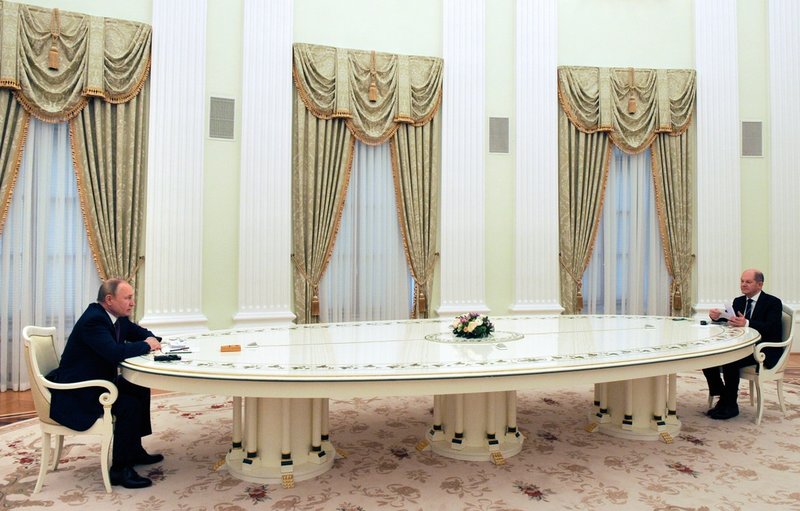 Olaf Scholz (till höger) togs emot av Vladimir Putin vid den ryske presidentens berömda jättebord i Kreml, bara någon vecka före storinvasionen av Ukraina.