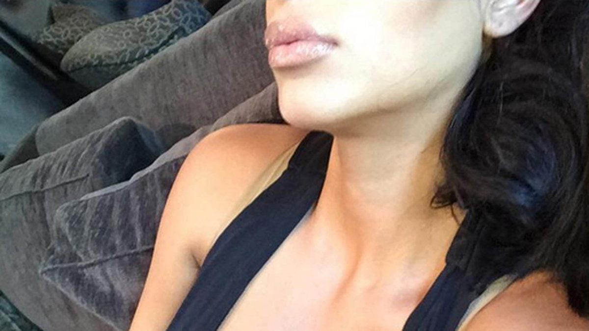 Kim Kardashian tar en selfie 2015. 