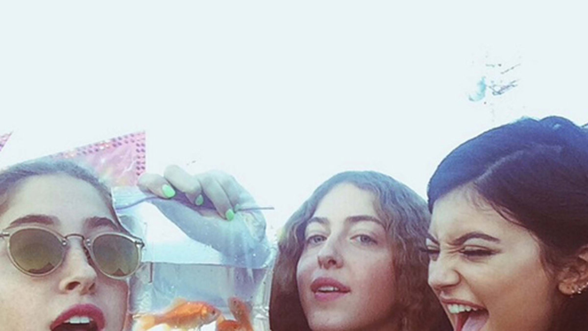 Kylie Jenner har roligt åt några guldfiskar i påse. 