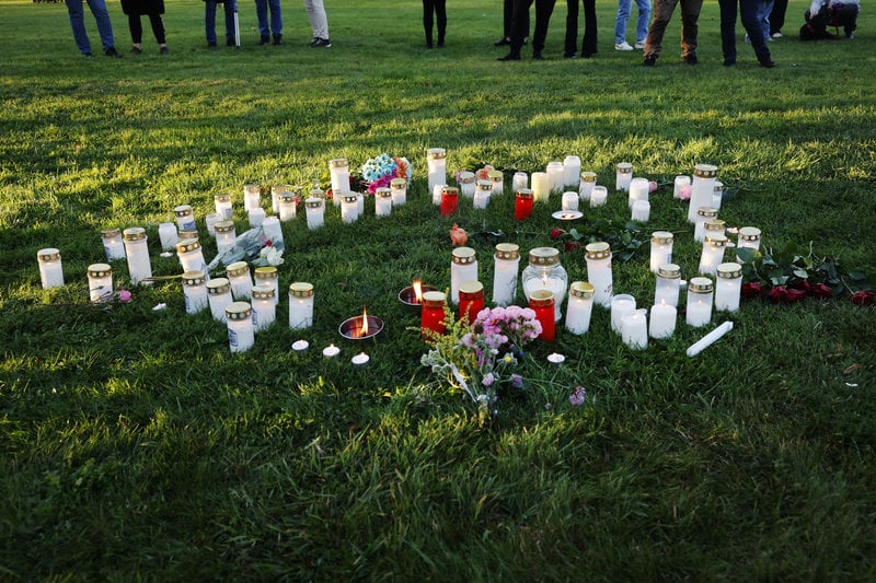 Minnesstund i Borgarparken i Hudiksvall för att hedra den kvinnliga ambulanssjukvårdare som blev dödad i tjänsten i Harmånger. Foto: Mats Andersson/TT Minnesstund i Borgarparken i Hudiksvall för att hedra den kvinnliga ambulanssjukvårdare som blev dödad i tjänsten i Harmånger. Foto: Mats Andersson/TT