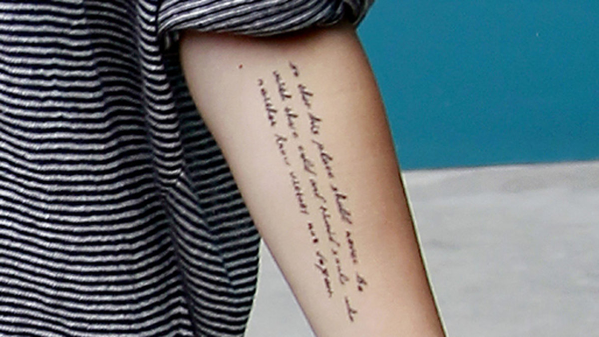 Miley har kvar sitt citat på armen. 