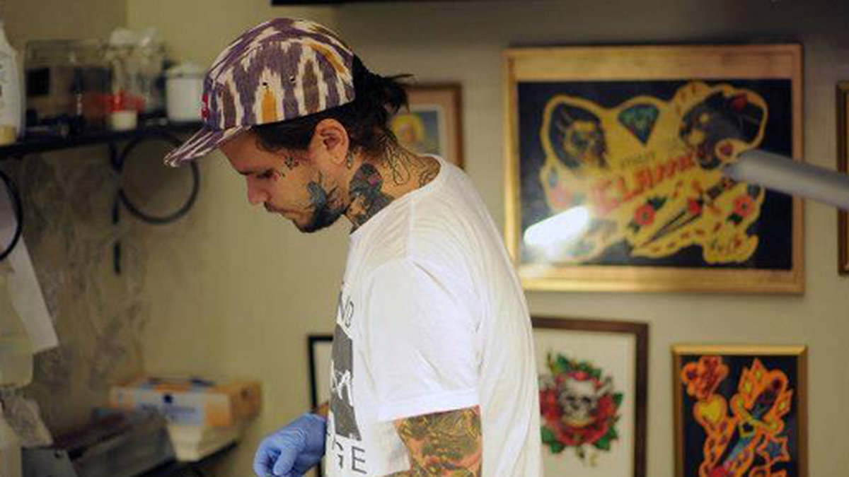Erik Lööf är tatuerare på Stockholm Classic Tattoo.