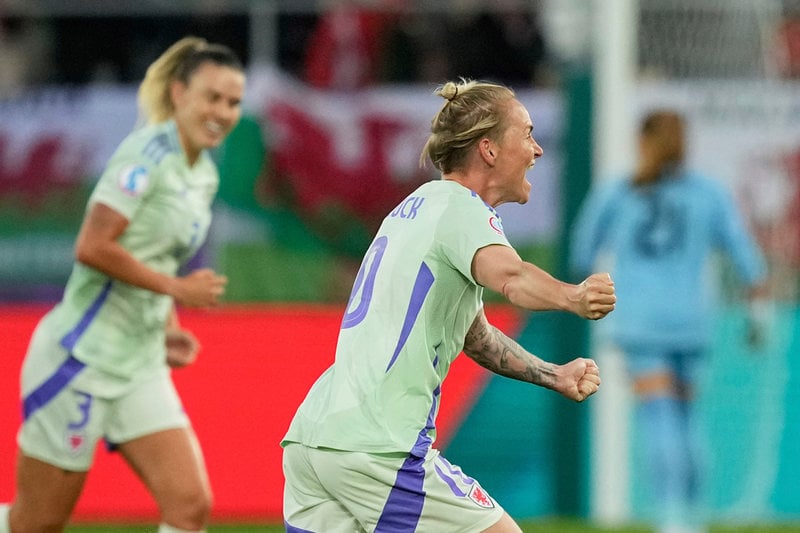 Jessica Fishlock firar Wales historiska första EM-mål.