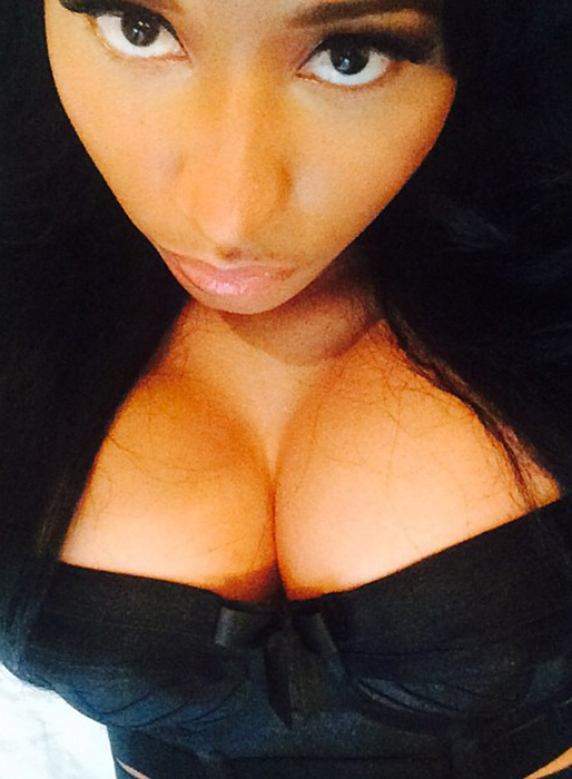 Nicki Minaj tar en selfie. Nicki Minaj tar en selfie.