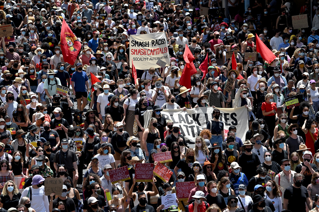 I bland annat storstaden Sydney hölls en protestmarsch mot den australiska nationaldagen, som av kritikerna kallas invasionsdagen.