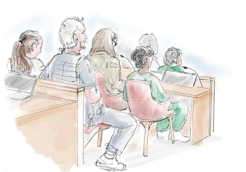 Två av de åtalade tonårspojkarna (i grönt) flankerade av advokater och säkerhetsvakter i Attunda tingsrätt i samband med rättegången rörande bland annat dådet i Enskededalen i januari 2023.