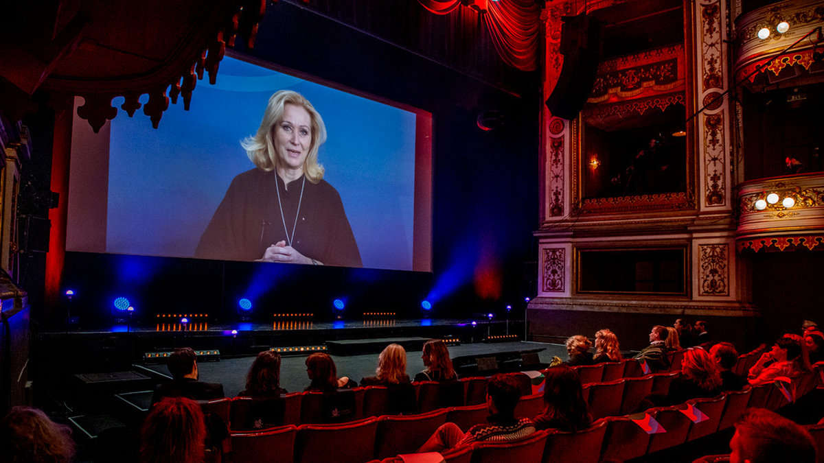 På duken förklarade kulturminister Jeanette Gustafsdotter Göteborgs filmfestival invigd .