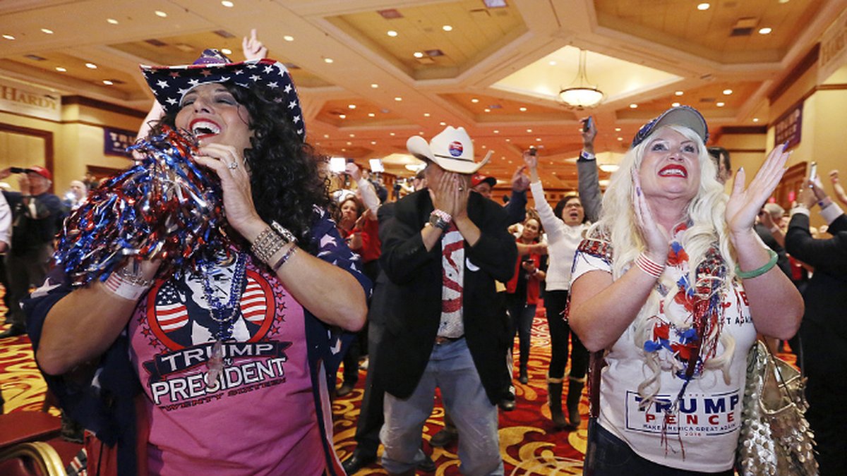 Trumpsupportrarna Diana Caldon, Eddie Hamilton och Stephanie Smith firar under valnatten i Las Vegas, Nevada.