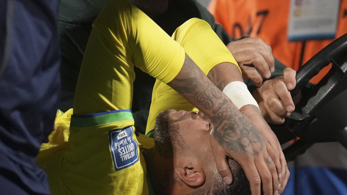 Neymar utburen på bår under en match mot Uruguay 18 oktober.