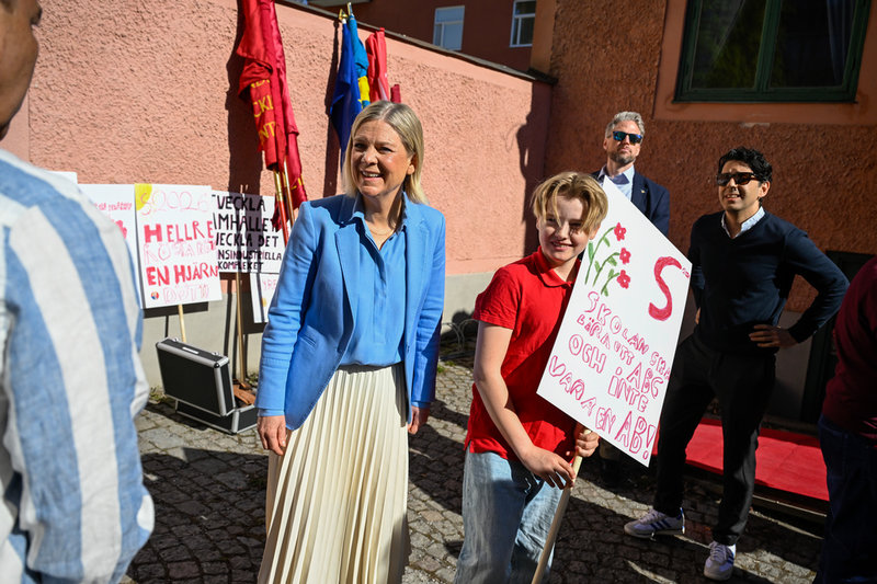 Socialdemokraternas partiledare Magdalena Andersson poserar med ungdomar från ungdomsförbundet SSU före partiets förstamajtåg i Sundbyberg.