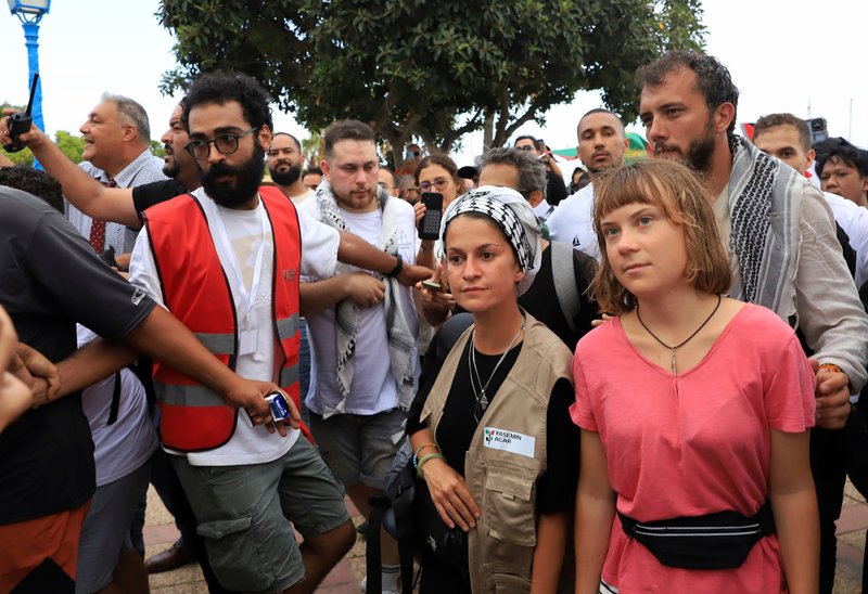 Svenska Greta Thunberg och tyska Yasemin Acar är två av aktivisterna som deltar i resan mot Gaza. Bilden togs när de anlände till Tunisien i söndags.