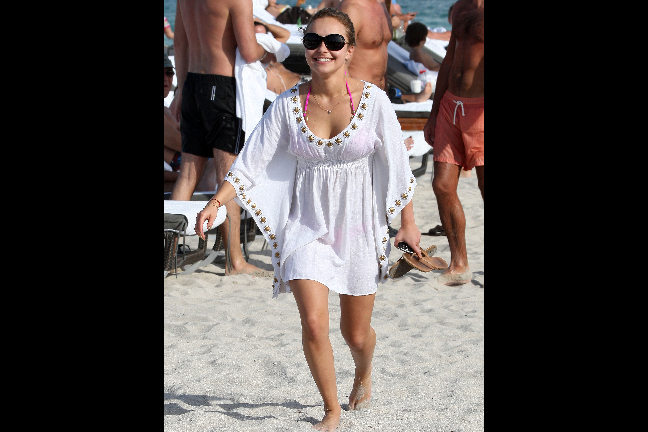 Hayden Panettiere cruisar på Miamis beach. 