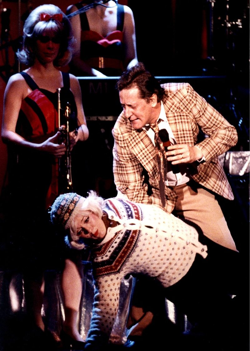 Lasse Brandeby som Kurt Olsson, med Damorkestern i bakgrunden, år 1990. Arkivbild.