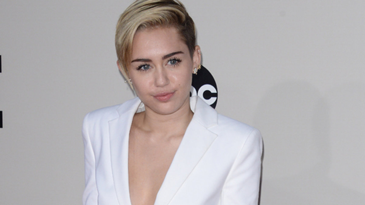 Miley Cyrus anlände i en vit kostym från Versus Versace.
