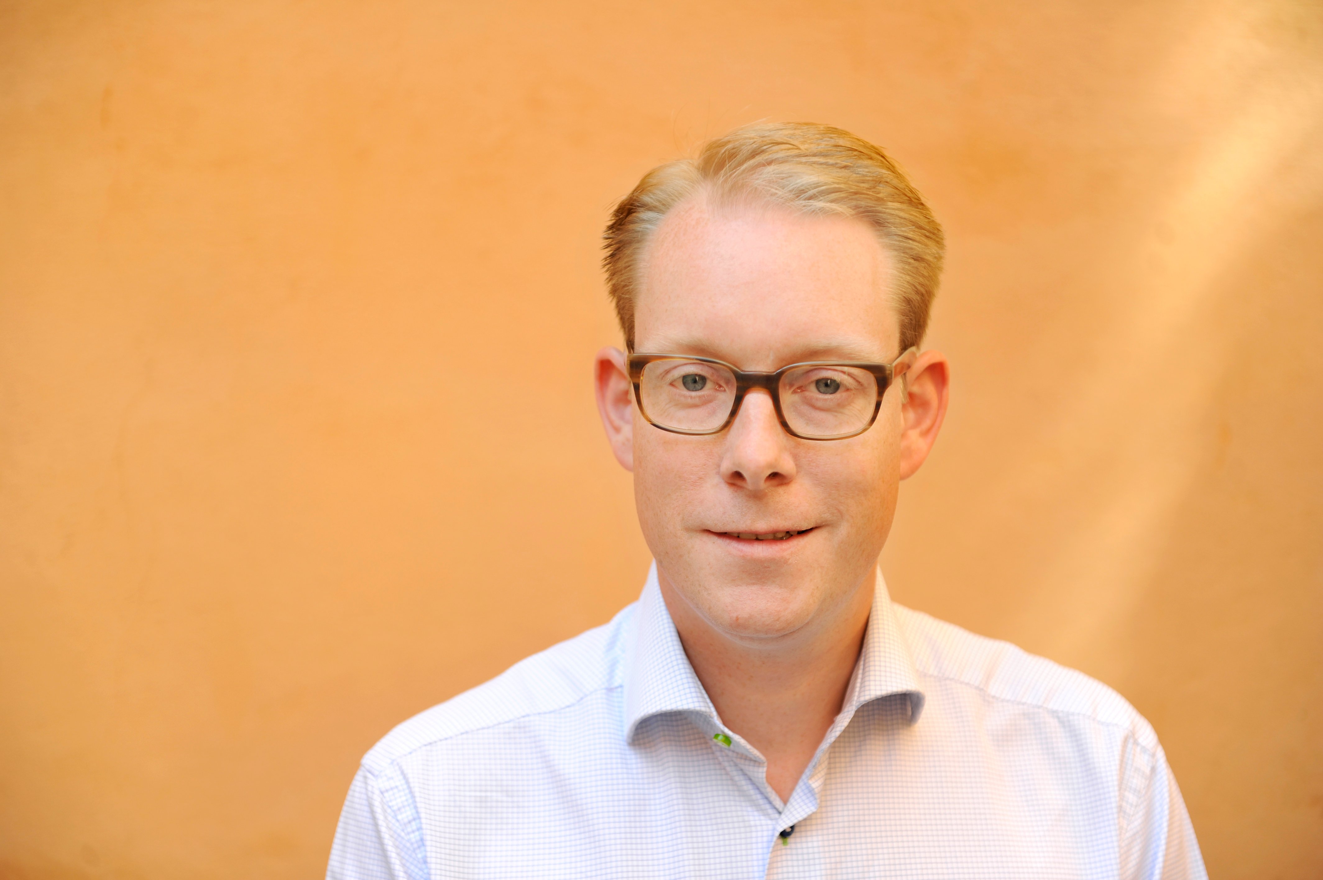 Tobias Billström (M) gjorde sig känd som utvisningsministern som stod emot alla andra partier och inte ville ändra några av de stränga regler många nu tar avstånd från. Tobias Billström (M) gjorde sig känd som utvisningsministern som stod emot alla andra partier och inte ville ändra några av de stränga regler många nu tar avstånd från.