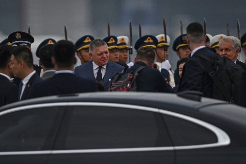 Slovakiens premiärminister Robert Fico vid ankomst till flygplatsen i Peking på tisdagen.