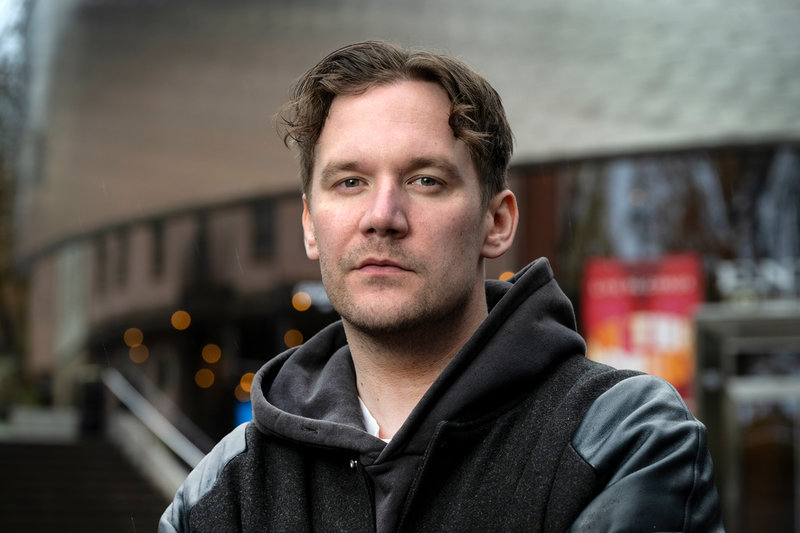 Christopher Garplind är även programledare för "Cyklopernas land" i SVT. 